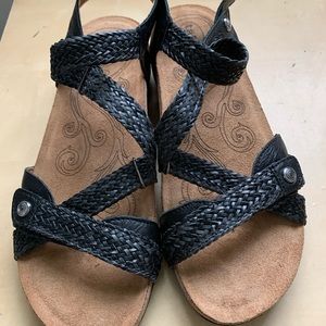 Taos Footwear Women's Trulie Sandal